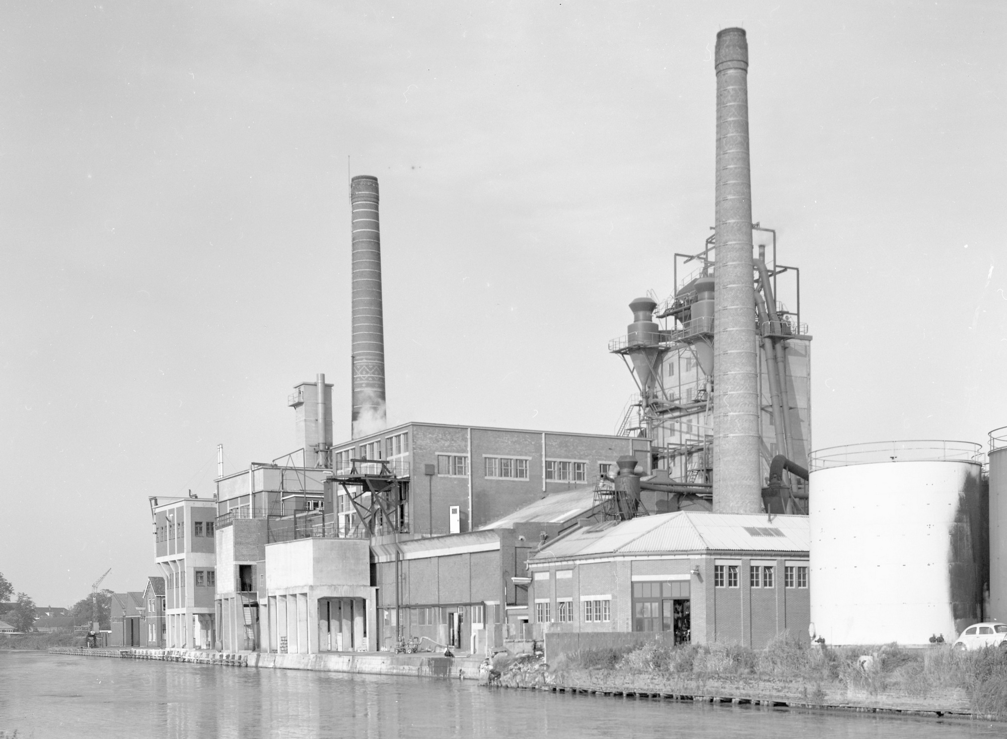 Strokartonfabriek De Eendracht (aan de Woldweg) weerspiegeld in het water van de Groeve.